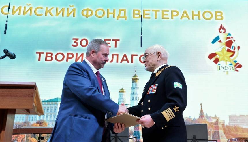 Слева направо: депутат Законодательного собрания Тверской области А.А. Гришин, адмирал И.И. Налётов