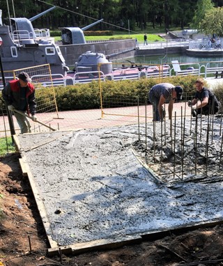 Заливка бетона в ходе строительства постамента для памятника